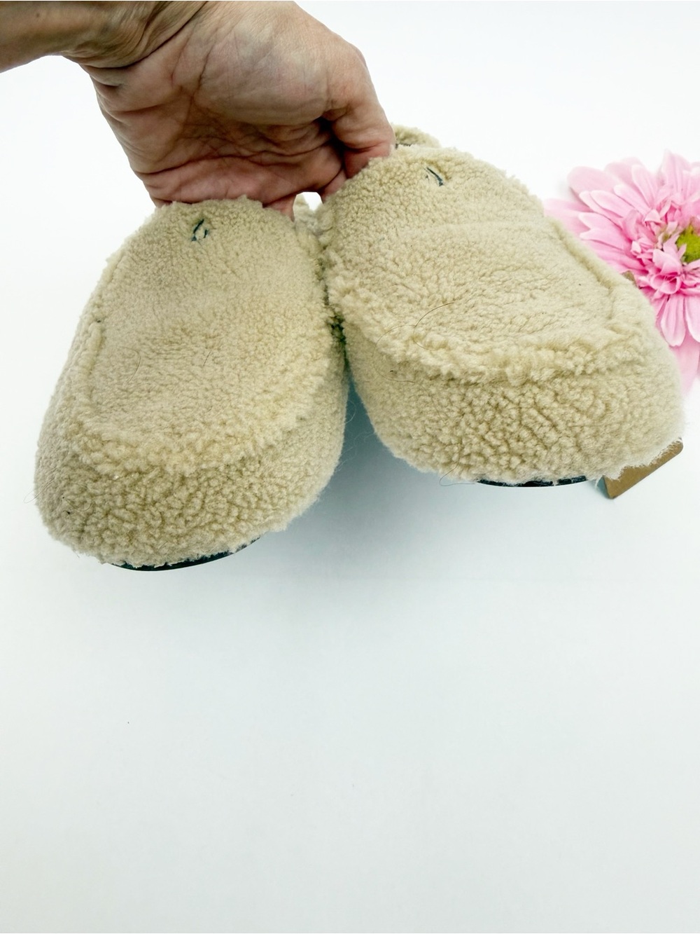 OluKai Women's Nohea Heu Slippers Sandbar Tan Beige Sherpa Fleece - Picture 5 of 12